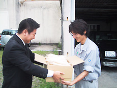 企画委員長が王子製紙リサイクルご担当者様へ持参